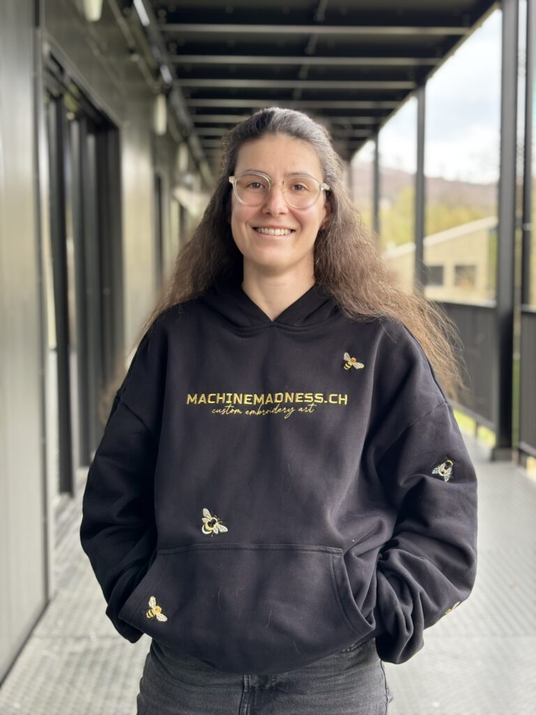 Bienchen Hoodie – Vorderseite mit Schriftzug und kleinen Bienen