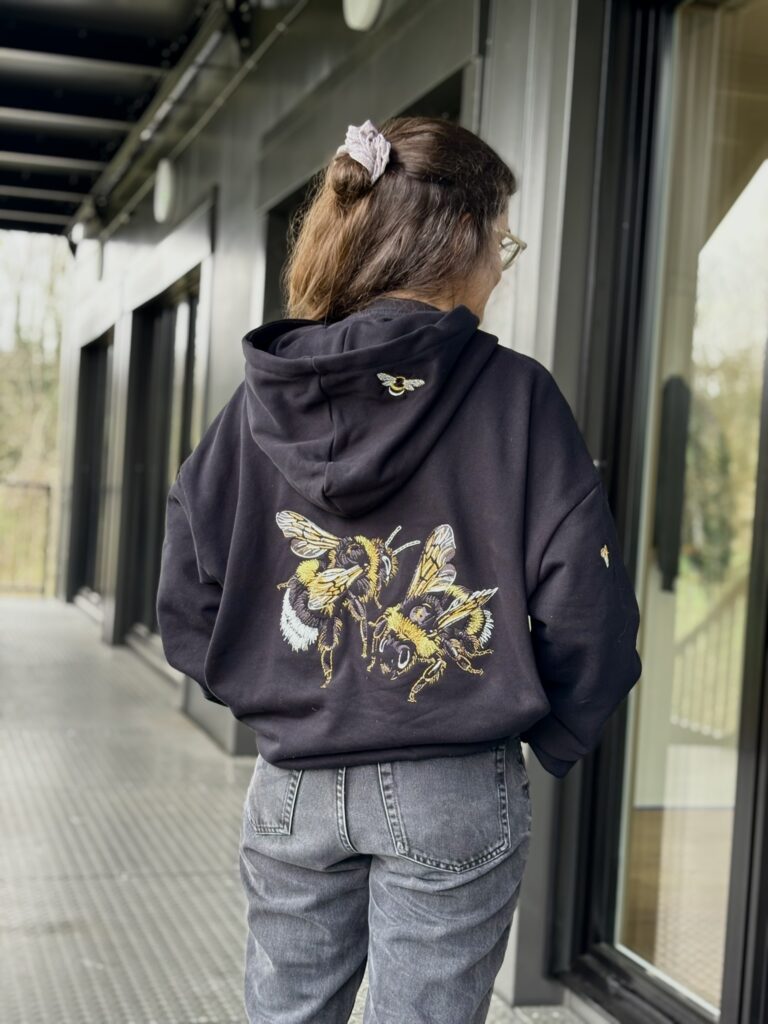 Bienchen Hoodie – Rückenmotiv mit zwei grossen Bienen