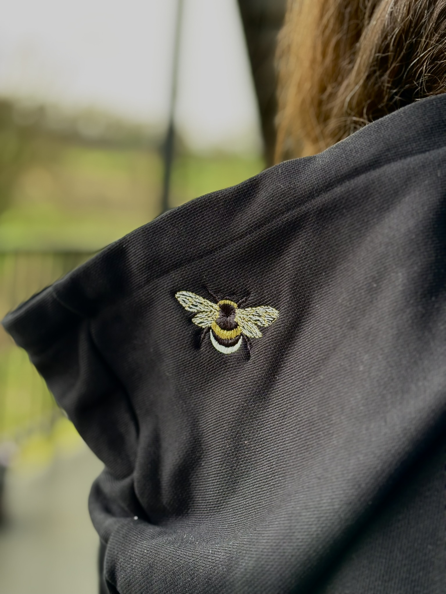Bienchen Hoodie – gestickte Biene an der Kapuze