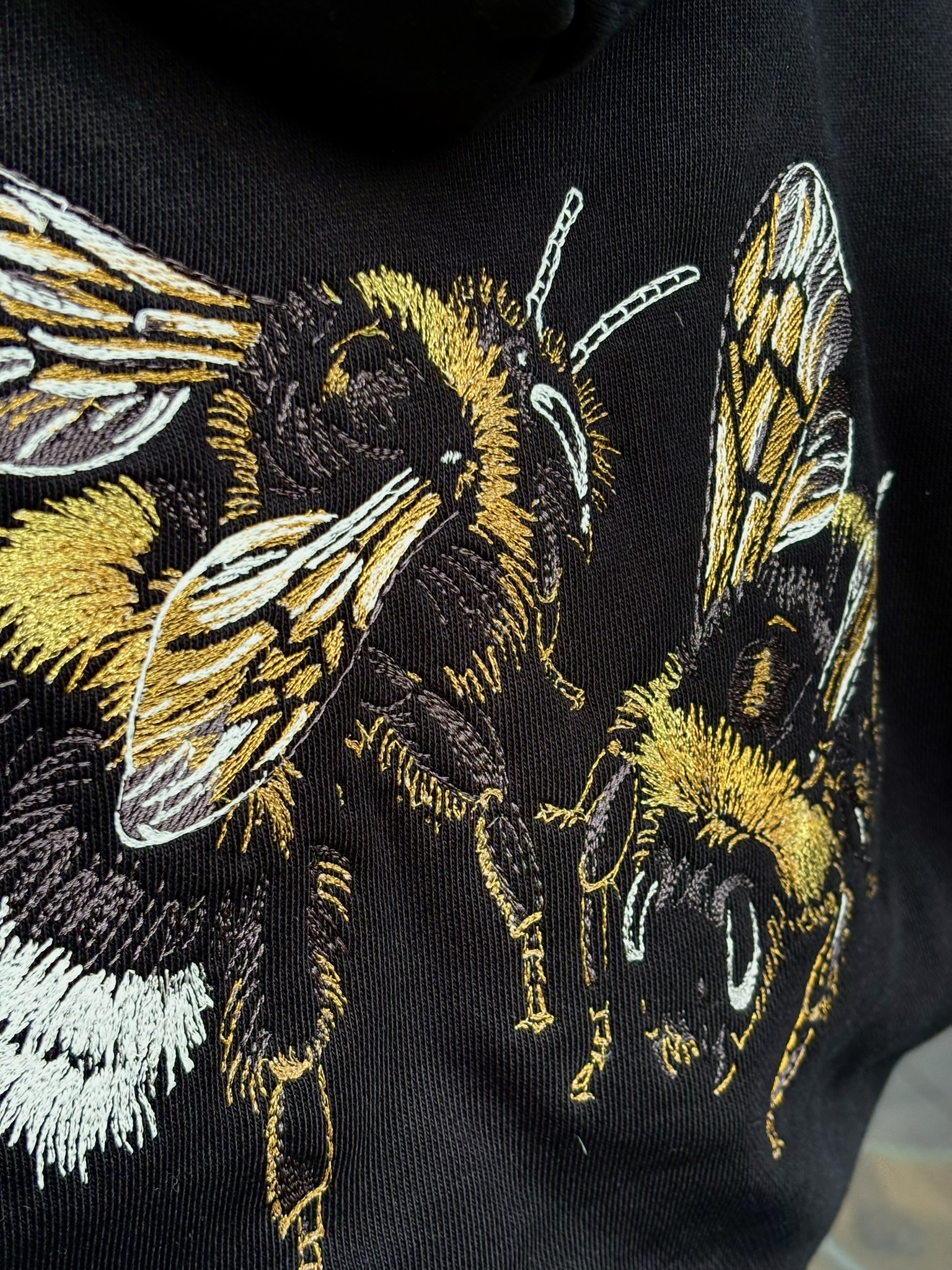 Bienchen Hoodie – Detail der Stickerei