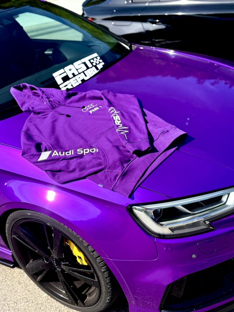 Custom Audi RS Hoodie in Violett auf der Motorhaube eines violetten Audi RS