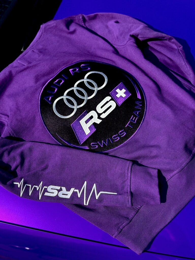 Custom Audi RS Hoodie – Rückenmotiv «Audi RS Swiss Team» und RS-Herzschlag am Ärmel