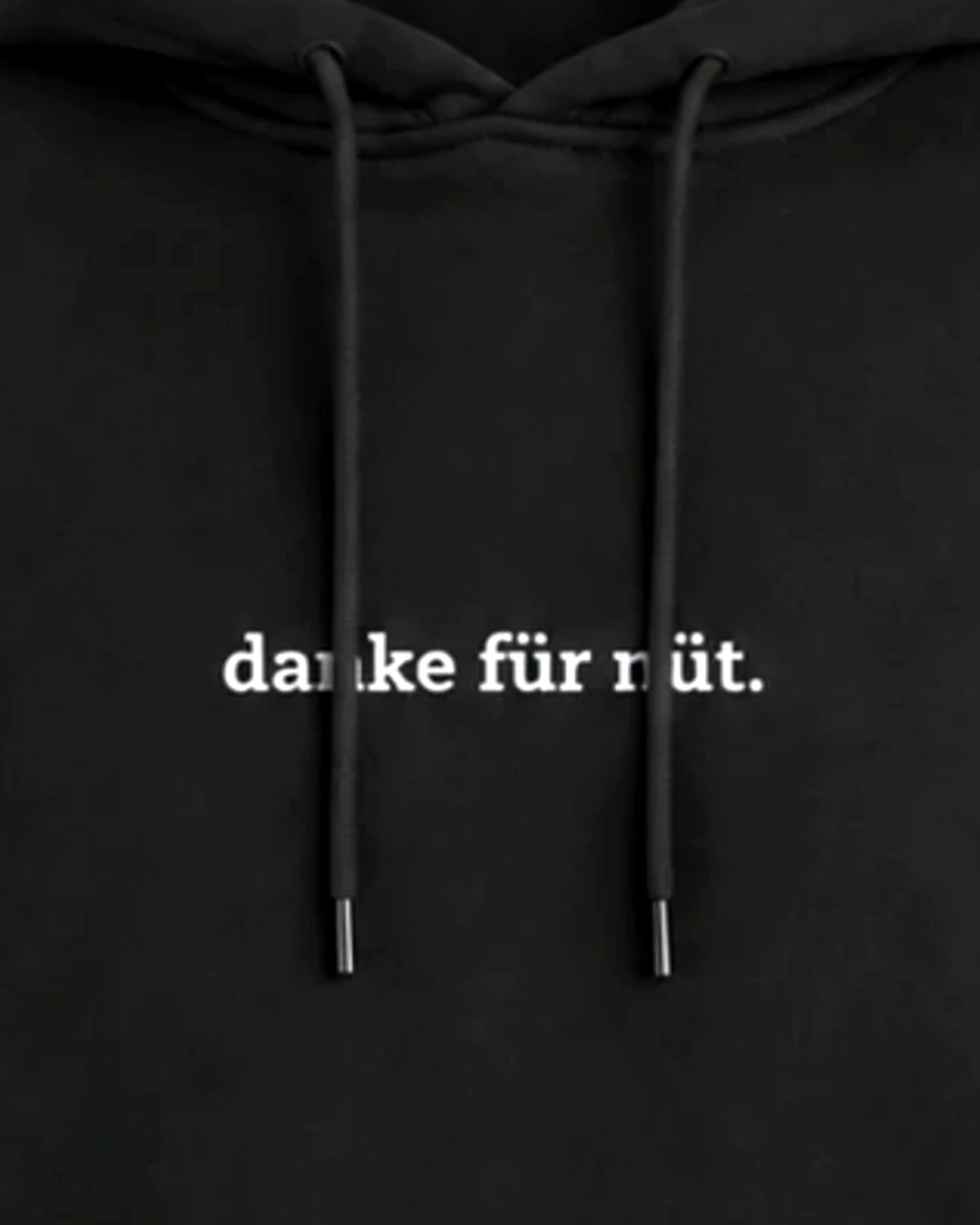 Nahaufnahme der Stickerei: "Danke für nüt" – Hoodie