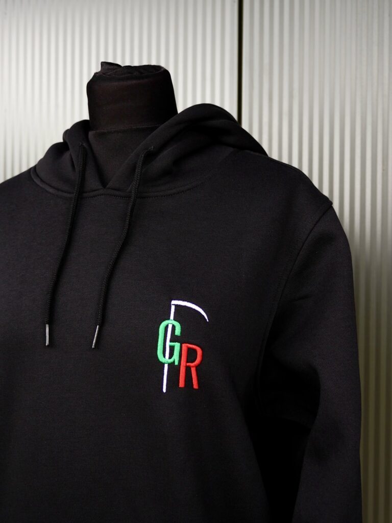 GR-Monogramm mit Sense auf der Brust des schwarzen Hoodies