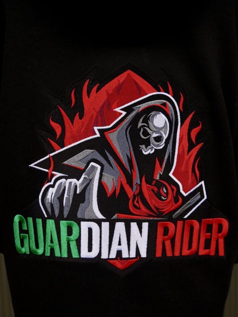 Nahaufnahme der Stickerei: Sensenmann mit Flammen und Schriftzug Guardian Rider