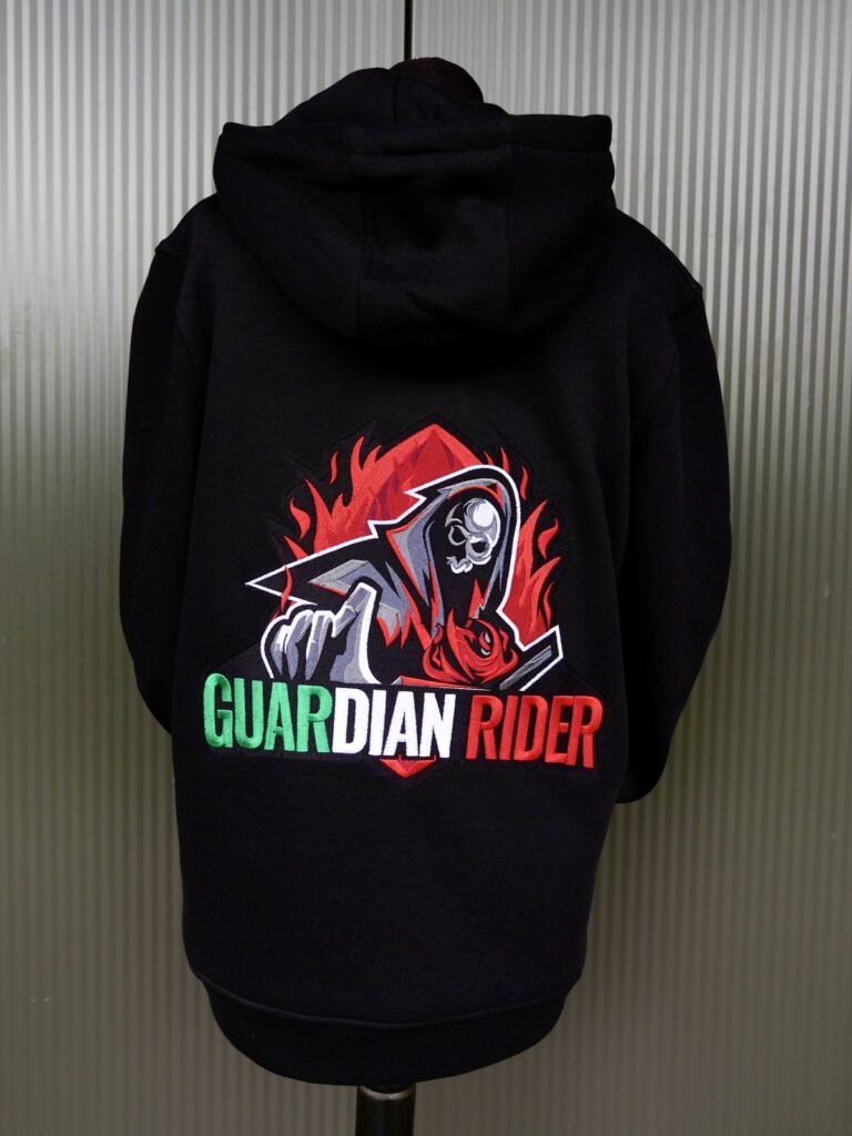 Schwarzer Custom Hoodie mit gesticktem Guardian-Rider-Rückenmotiv in Grün, Weiss und Rot