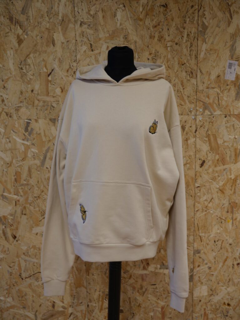 Cremefarbener Oversize Hoodie von vorne mit goldenen Schmetterlingen