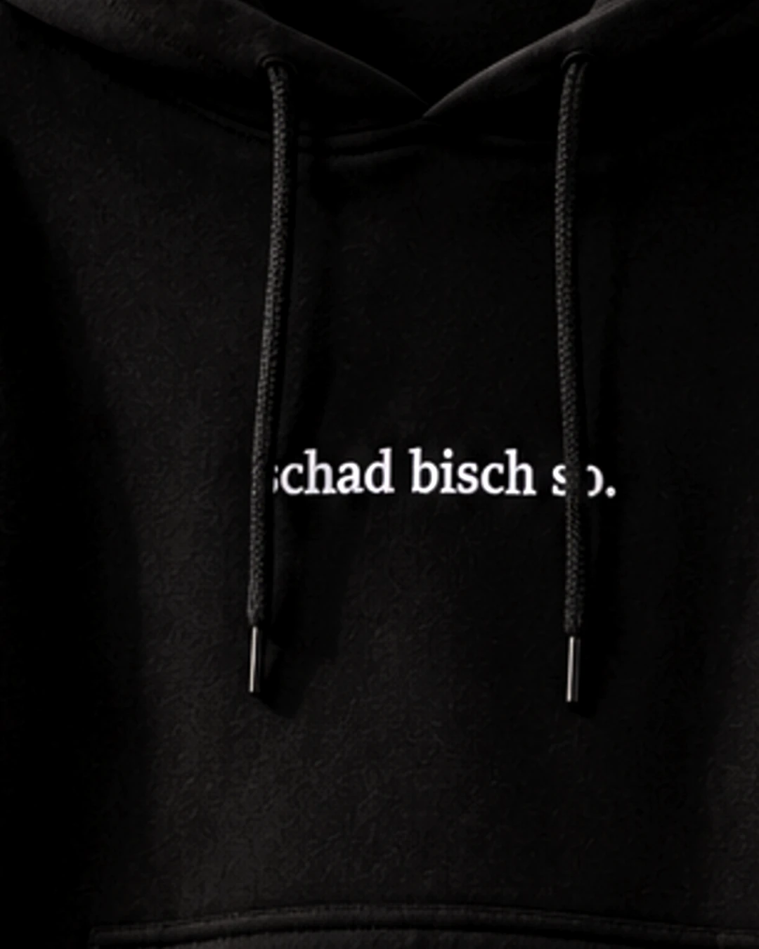 Nahaufnahme der Stickerei: "Schad bisch so" – Hoodie