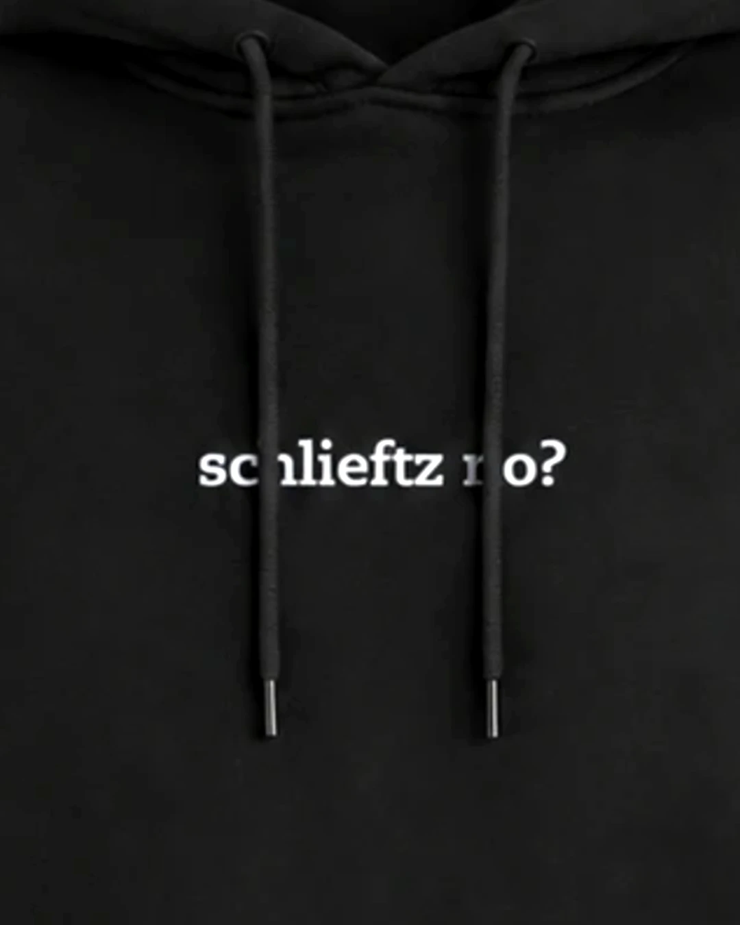 Nahaufnahme der Stickerei: "Schlieftz no?" – Hoodie
