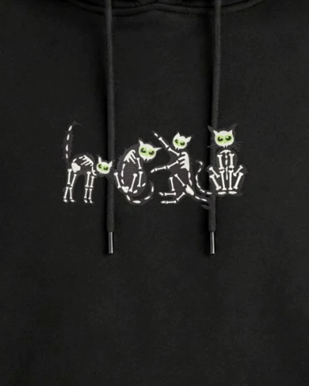 Nahaufnahme der Stickerei: Skeleton Cats
