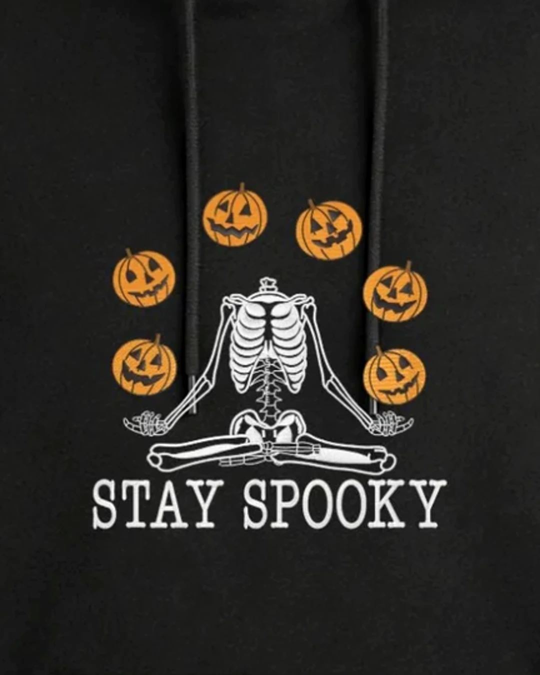 Nahaufnahme der Stickerei: Stay Spooky