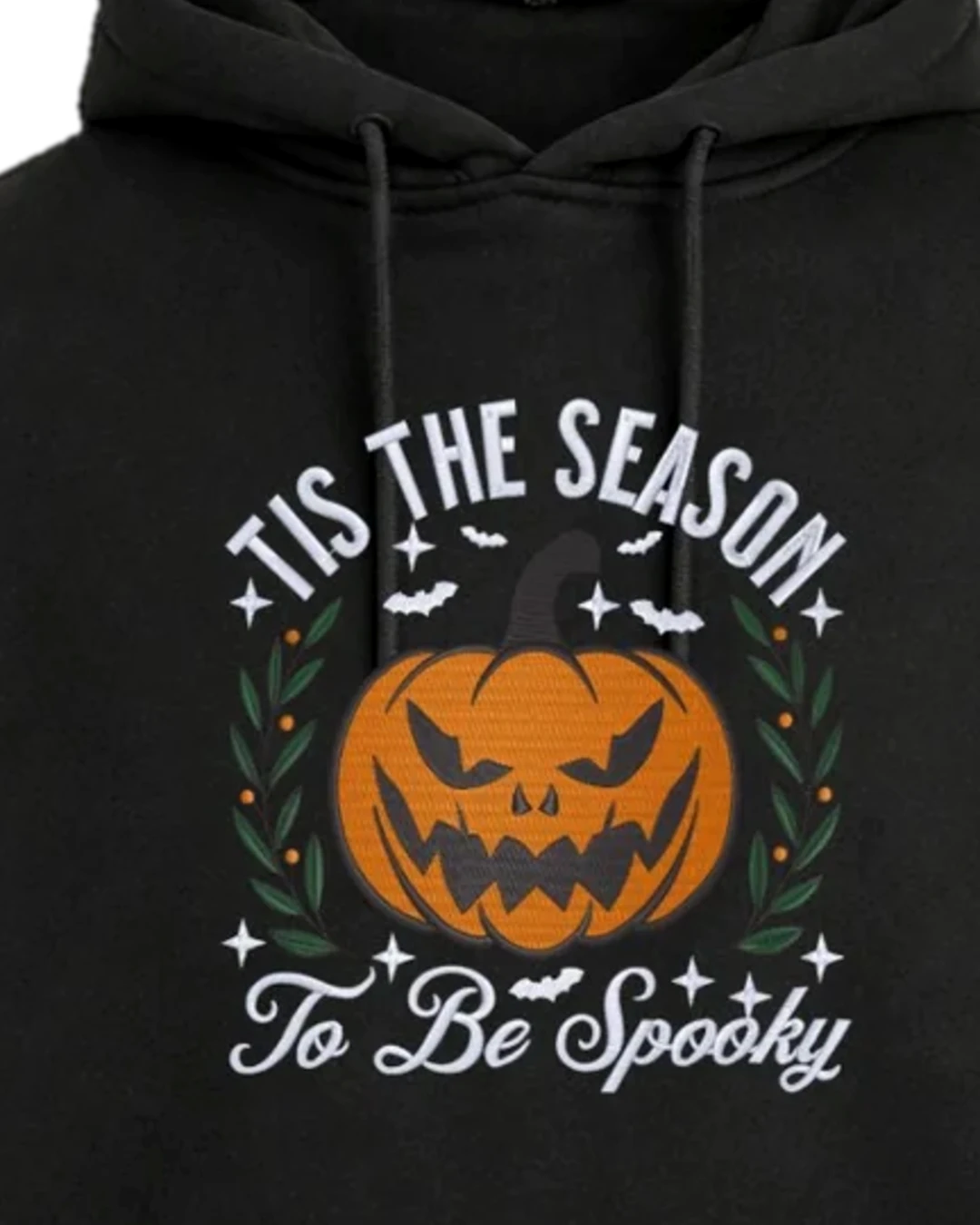 Nahaufnahme der Stickerei: 'Tis the season to be spooky