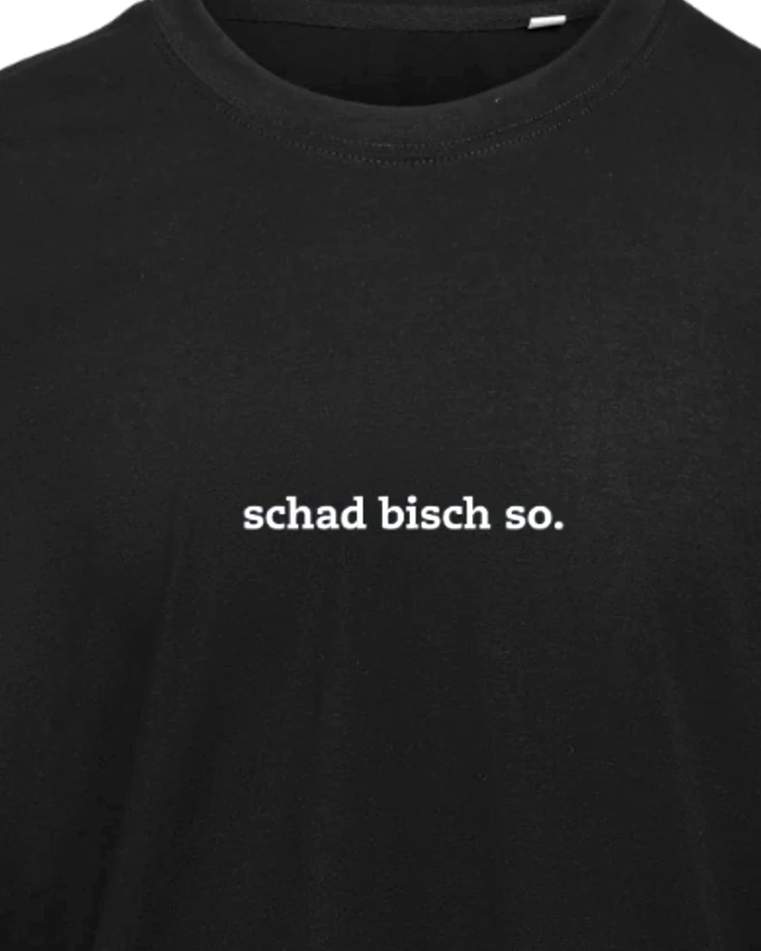 Nahaufnahme der Stickerei: „Schad bisch so.“ T-Shirt