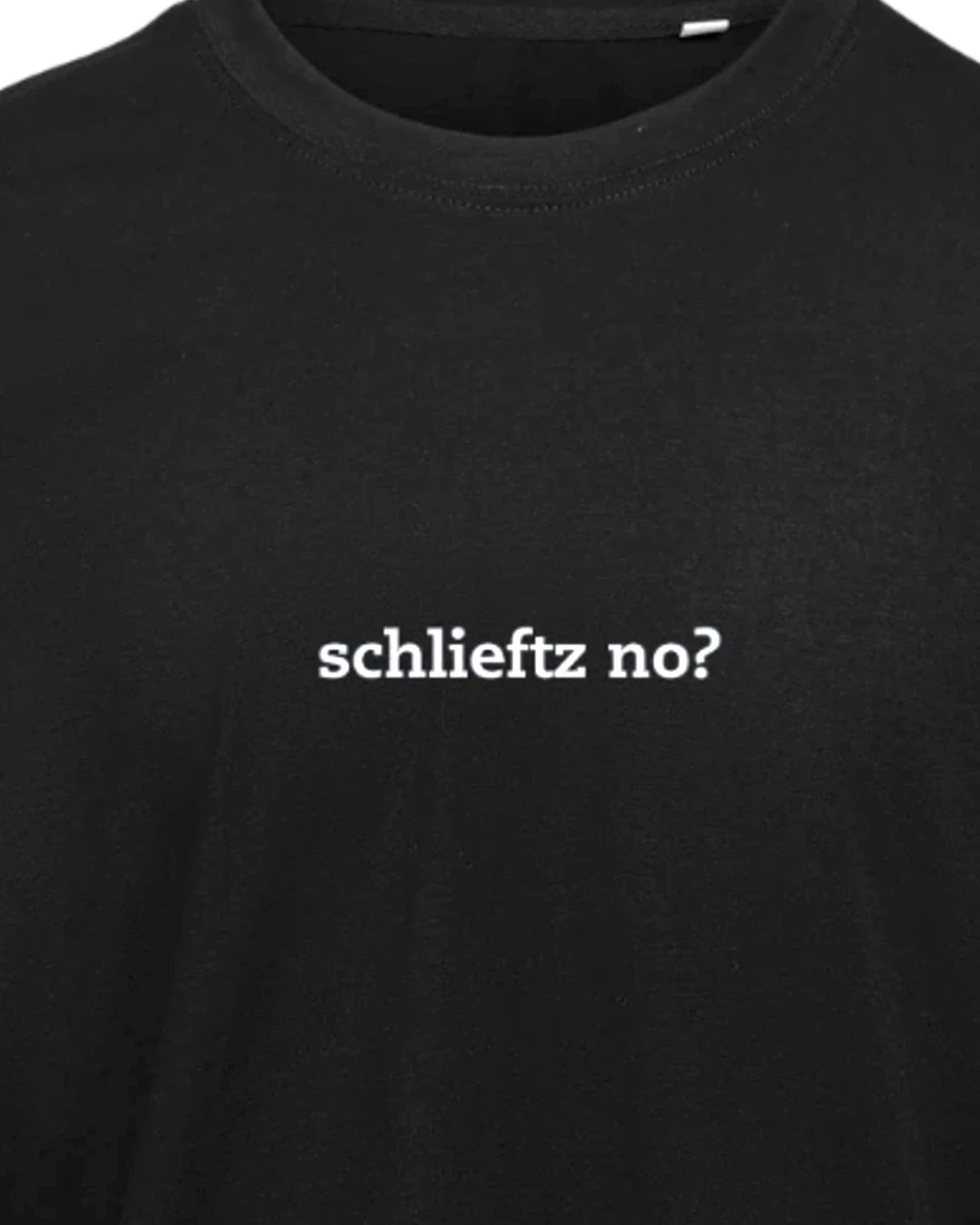 Nahaufnahme der Stickerei: „Schlieftz no?“ T-Shirt