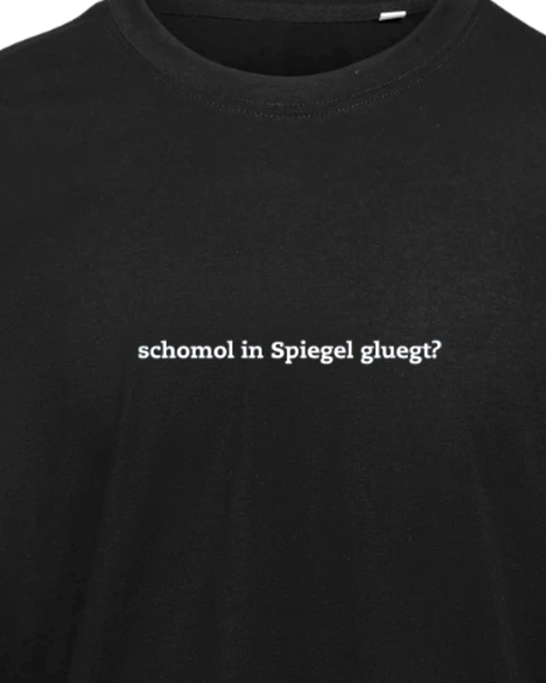 Nahaufnahme der Stickerei: „Schomol i Spiegel gluegt?“ T-Shirt
