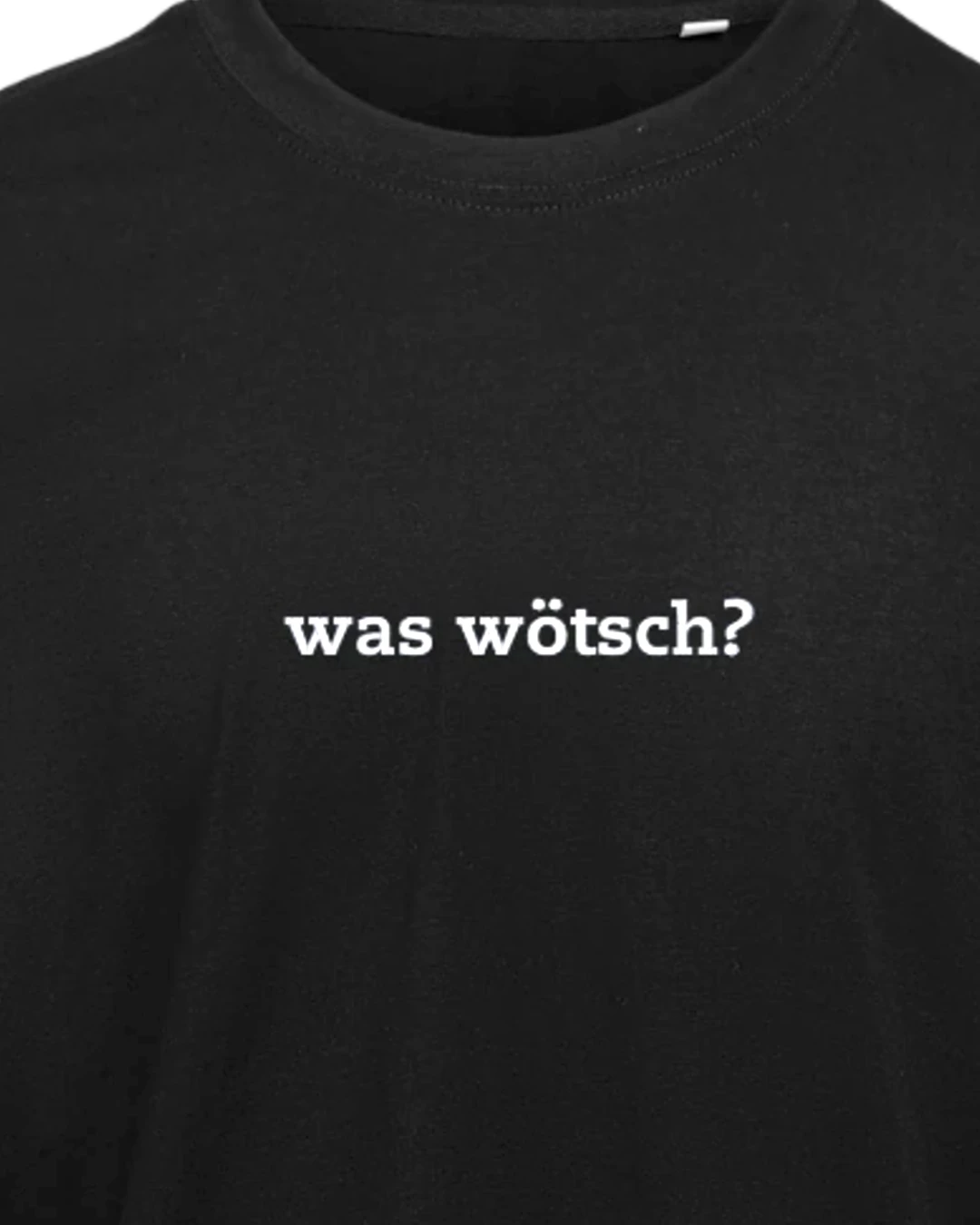 Nahaufnahme der Stickerei: „Was wötsch?“ T-Shirt